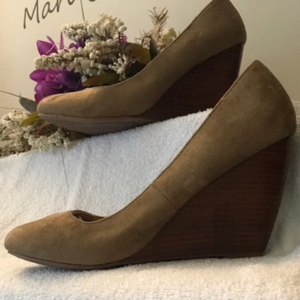 ❤️Nine West Brown and Tan Suede Wedges